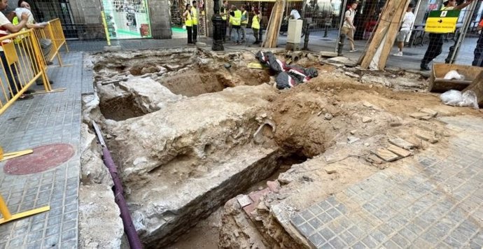 Las obras de La Rambla de Barcelona descubren un tramo de la muralla medieval y un portal de entrada