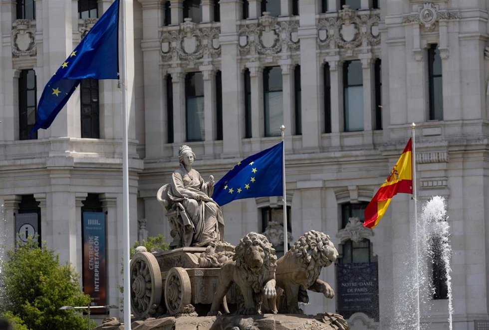 Archivo - Bandera de la Unión Europea, en la plaza de Cibeles