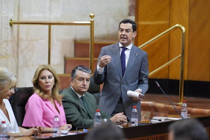 El presidente de la Junta de Andalucía, Juanma Moreno, este jueves en el Pleno del Parlamento en su respuesta a la pregunta del Grupo Mixto-Adelante Andalucía.
