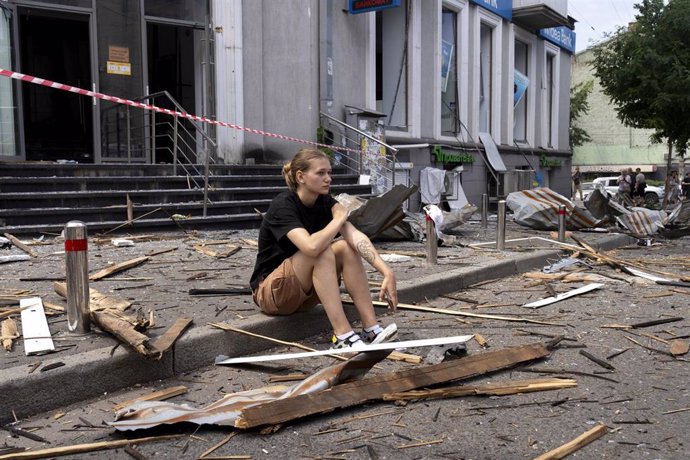 Una mujer sentada entre los desperfectos causados por el último ataque ruso contra Kiev.