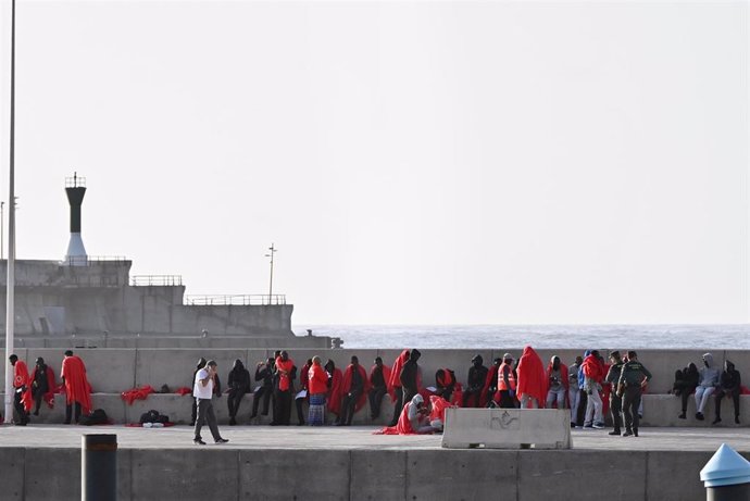 Archivo - Decenas de migrantes son atendidos por los equipos de Emergencias de Canarias.