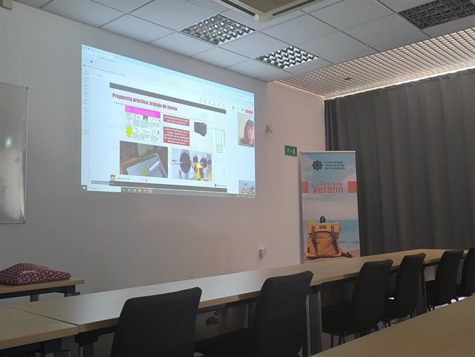 La preparadora física de la Selección Española de Fútbol Femenino, Blanca Romero, en la ponencia 'consideraciones a tener en cuenta en el trabajo de fuerza de la mujer deportiva' que organiza la UNIA en su sede de Santa María de La Rábida (Huelva).