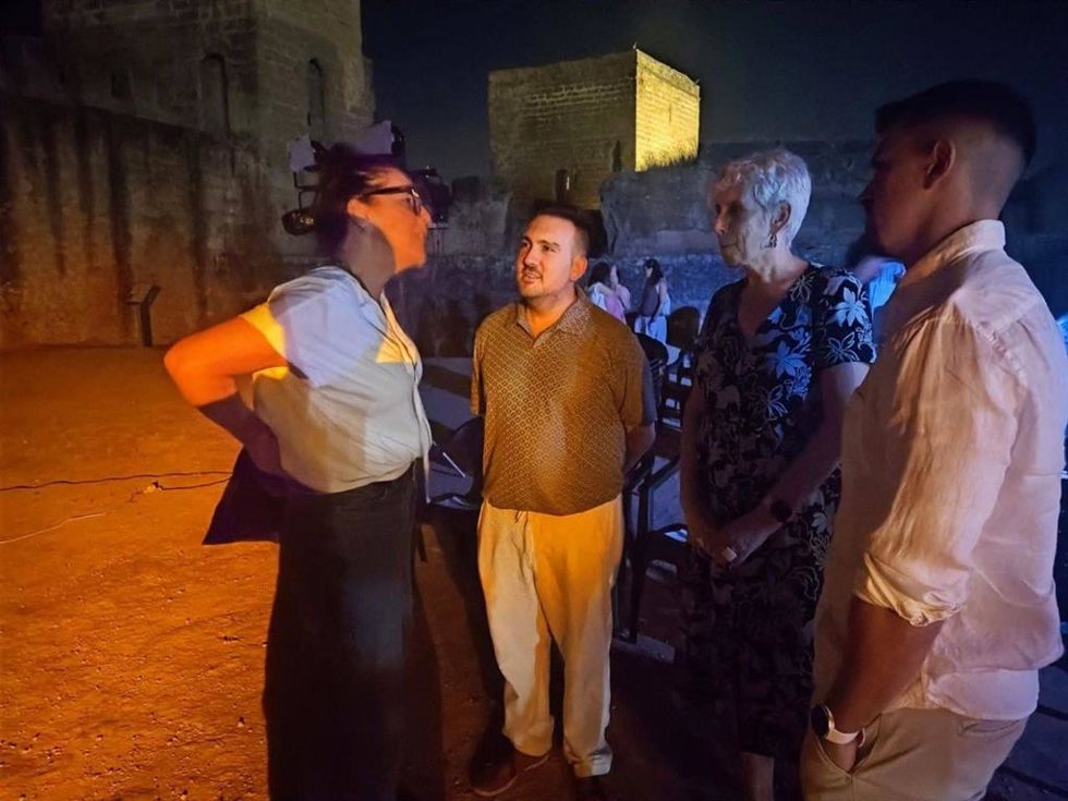 El delegado de Cultura y Turismo, Christopher Rivas, junto a la delegada de Sostenibilidad, Luisa Campos, acudieron a la representación, señalando el marco incomparable que ofrece el Castillo de Alcalá de Guadaíra.