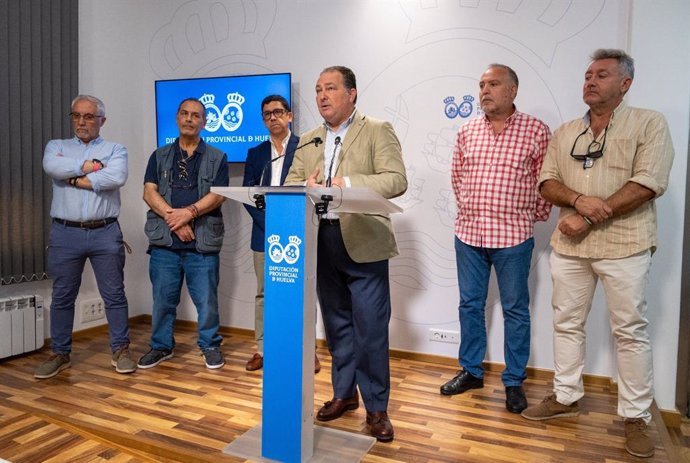 El presidente de la Diputación de Huelva, David Toscano, en rueda de prensa, junto a los representantes sindicales de la institución. 