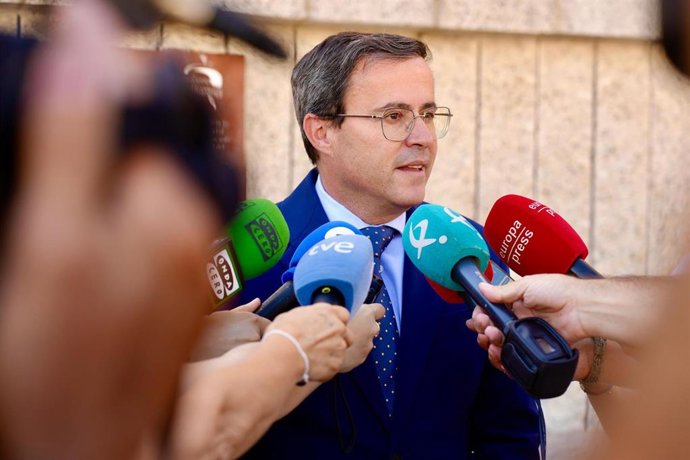 El secretario general del PSOE en Extremadura, Miguel Ángel Gallardo, atiende a los medios en Cáceres
