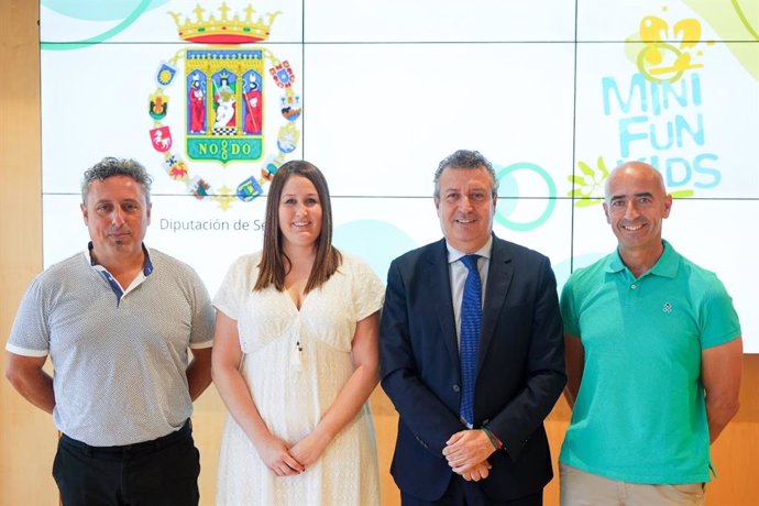 El presidente de la Diputación de Sevilla, Javier Fernández,  y la fundadora de MiniFunKids, María Jesús Garrido.