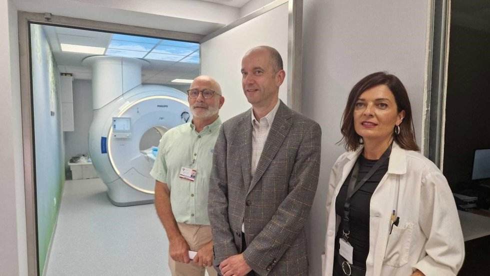 El gerente del Área Sanitaria III, Miguel Rodríguez; el viceconsejero de Política Sanitaria, Pablo García, y la directora de Atención Sanitaria y Salud Pública del Área Sanitaria III, Rut Palacio.