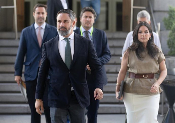 El líder de VOX, Santiago Abascal y la portavoz de VOX en el Congreso, Pepa Millán, llegan al pleno extraordinario en el Congreso de los Diputados, a 11 de julio de 2024, en Madrid (España).