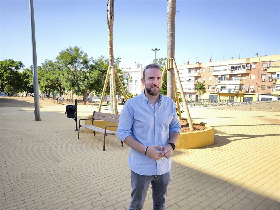 El delegado municiapal de Hábitat Urbana, David Delgado, ha visitado este jueves la plaza Juan Portillo.