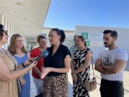 La secretaria de Sanidad del PSOE de Huelva y alcaldesa de Gibraleón (Huelva), Lourdes Martín, junto a otros socialistas en el centro de salud de la localidad.