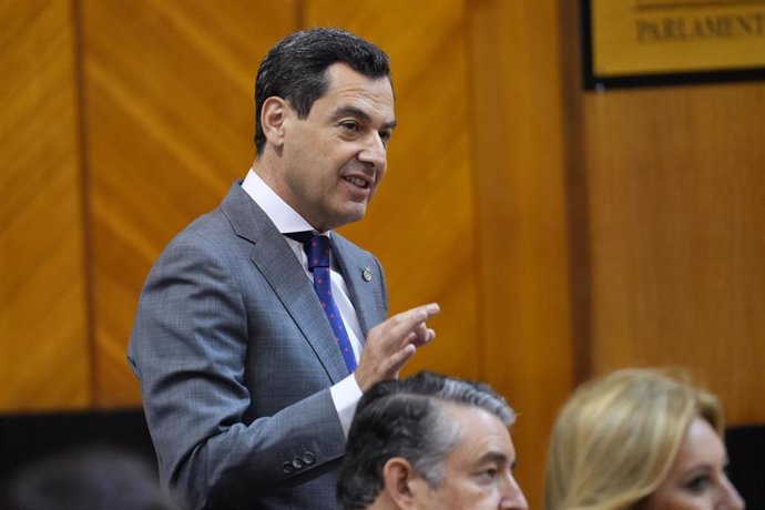 El presidente de la Junta de Andalucía, Juanma Moreno, interviene en la segunda jornada del Pleno del Parlamento andaluz. 