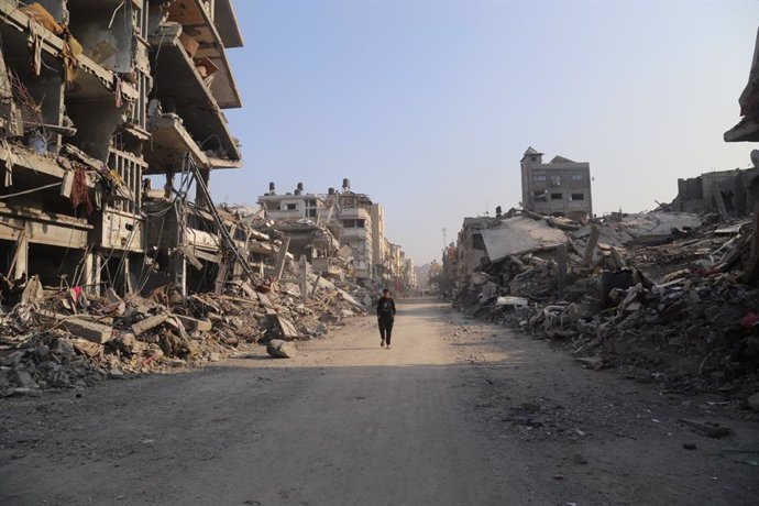 Archivo - Un hombre camina entre edificios destruidos por los ataques del Ejército de Israel contra la ciudad de Beit Lahia, en el norte de la Franja de Gaza (archivo)