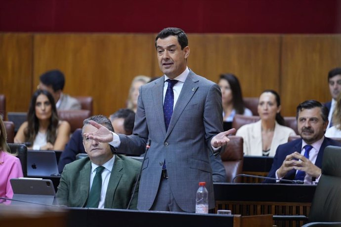 El presidente de la Junta de Andalucía, Juanma Moreno, en el Pleno del Parlamento andaluz.