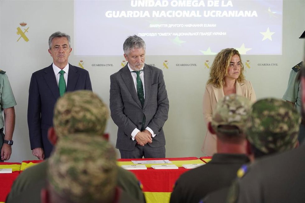 (I-D) El director general de la Guardia Civil, Leonardo Marcos, el ministro del Interior, Fernando Grande-Marlaska en una entrega de diplomas en Logroño
