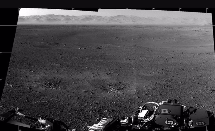 El borde y el suelo del cráter Gale vistos desde el rover Curiosity de la NASA.