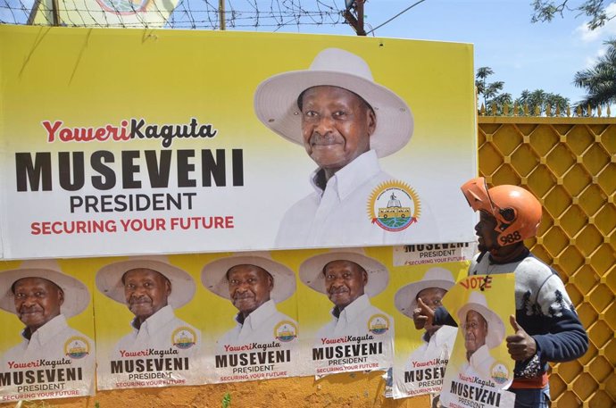 Archivo - Un cartel electoral del presidente de Uganda, Yoweri Museveni (archivo)