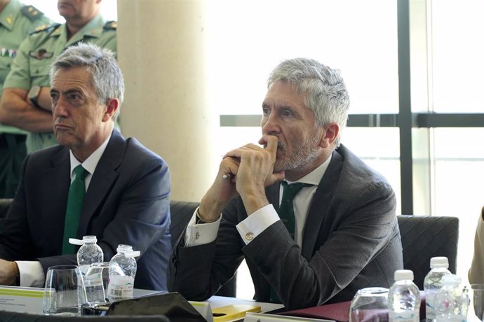 El ministro del Interior, Fernando Grande-Marlaska, junto al director general de Guardia Civil, Leonardo Marcos, escuchan las explicaciones en un acto en el PEFE en Logroño