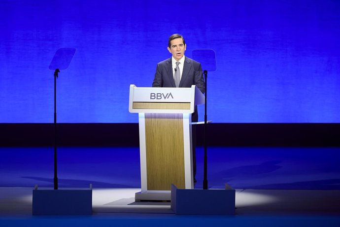 El presidente del BBVA, Carlos Torres Vila, interviene durante la Junta General Extraordinaria de Accionistas del BBVA, en el Palacio Euskalduna, a 5 de julio de 2024, en Bilbao, Vizcaya, País Vasco (España). Durante la Junta, el banco ha propuesto a sus 