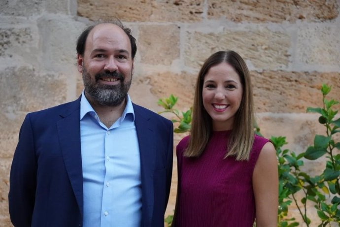 El director insular de Artesanía, Pere Ferrer, y la consellera insular de Cultura y Patrimonio, Antònia Roca.