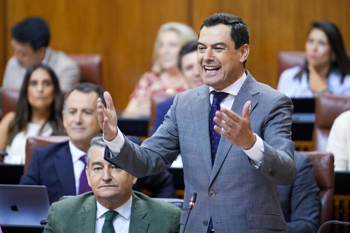 El presidente de la Junta de Andalucía, Juanma Moreno, interviene en la segunda jornada del Pleno del Parlamento andaluz. A 11 de julio de 2024, en Sevilla (Andalucía, España).
