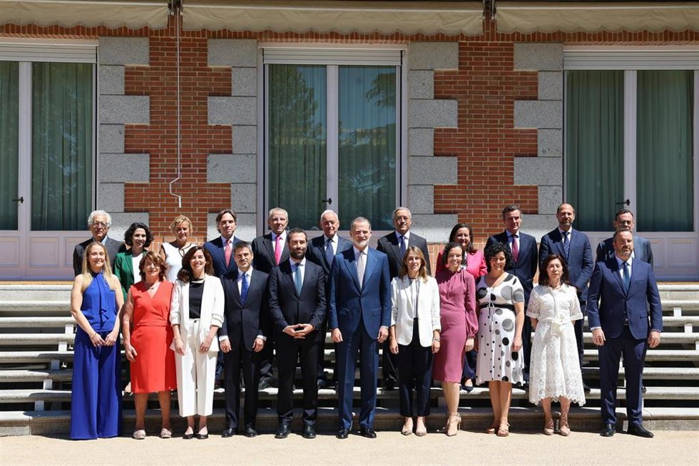 El Rey Felipe VI (c) y el ministro de Economía, Comercio y Empresa, Carlos Cuerpo (5i), posan en una foto de familia durante una audiencia a una comisión de autoridades del Ministerio de Economía, Comercio y Empresa y del Tesoro Público, acompañadas por