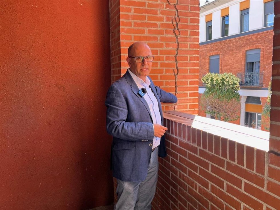 El concejal del PSOE Luis Vélez, muestra una de las grietas en el edificio de El Campillo.