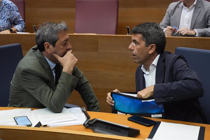 El vicepresidente primero y conseller de Cultura y Deporte, Vicente Barrera (i), y el president de la Generalitat Valenciana, Carlos Mazón (d), durante la sesión plenaria de este jueves en Les Corts Valencianes.