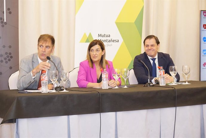 El presidente de CEOE-Cepyme, Enrique Conde, la presidenta de Cantabria, María José Saénz de Buruaga, y el director gerente de Mutua Montañesa, Alberto Martínez