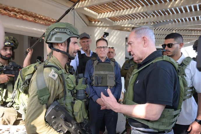 Archivo - El primer ministro, Benjamin Netanyahu, con varios efectivos del Ejército cerca de la frontera con Gaza. 