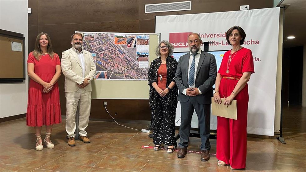 La UCLM avanza en la descarbonización con la instalación de 627 paneles solares fotovoltaicos en el Campus de Toledo.