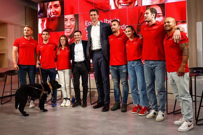 Archivo - El palista Marcus Cooper, abanderado español en la inauguración de Paris 2024; el presidente y CEO de Iberia, Marco Sansavini, y exbaloncestista Pau Gasol en la presentación del documental 'Equipo Iberia Talento a bordo' en Espacio Iberia.