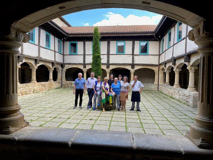 Foru erakundeko ordezkariak Barriako langileekin