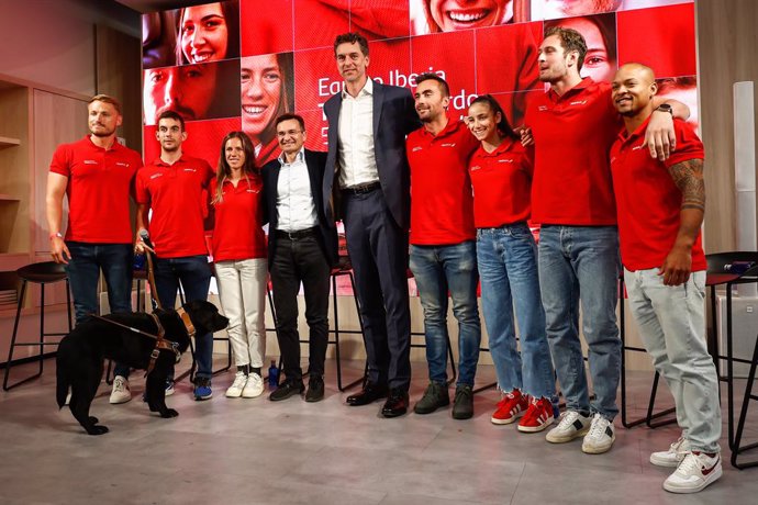 Archivo - El palista Marcus Cooper, abanderado español en la inauguración de Paris 2024; el presidente y CEO de Iberia, Marco Sansavini, y exbaloncestista Pau Gasol en la presentación del documental 'Equipo Iberia Talento a bordo' en Espacio Iberia.