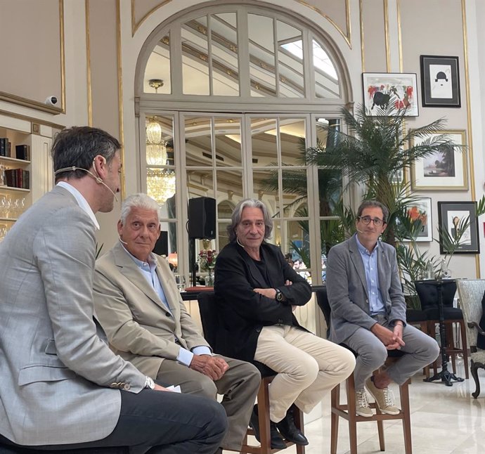 El presidente del Gremi d'Hotels de Barcelona, Jordi Clos, y el concejal de Cultura del Ayuntamiento de Barcelona, Xavier Marcé, este jueves en el Hotel El Palace.