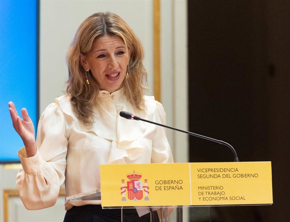Archivo - La vicepresidenta segunda, Yolanda Díaz, interviene durante la entrega de diplomas a las nuevas promociones del cuerpo de inspectores y subinspectores del Organismo Estatal de la Inspección de Trabajo, a 10 de noviembre de 2022, en Madrid (Esp