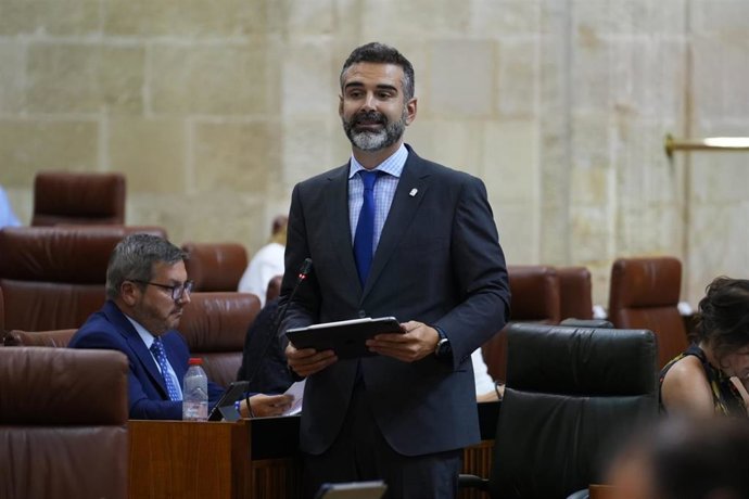 El consejero de Agricultura, Pesca, Agua y Desarrollo Rural, Ramón Fernández Pacheco, en el pleno del Parlamento andaluz.