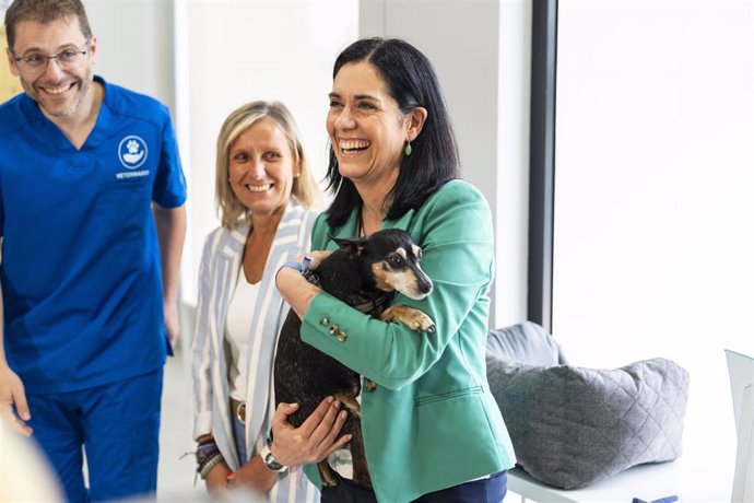 La secretaria xeral del PPdeG, Paula Prado, visita una clínica veterinaria en Ames (A Coruña)