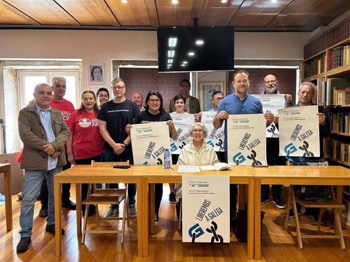 Miembros del Comité de Intercentros de la CRTVG y de las 40 organizaciones participantes antes de comenzar la rueda de prensa.