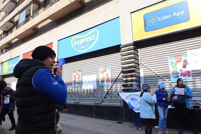 Santiago, 10 julio 2024. Trabajadores del supermercado Lider se manifiestan durante el paro que mantiene cerrada la cadena de Supermercados. Marcelo Hernandez/Aton Chile