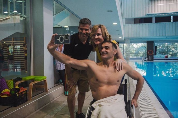 La ministra de Educación, Formación Profesional y Deportes, Pilar Alegría, se fotografía con los deportistas del CAR de Sant Cugat durante su visita.