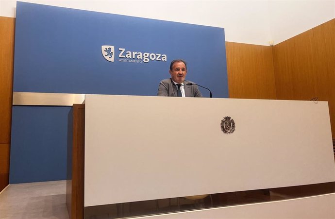 El portavoz del PP en el Ayuntamiento de Zaragoza, Ángel Lorén, en rueda de prensa.