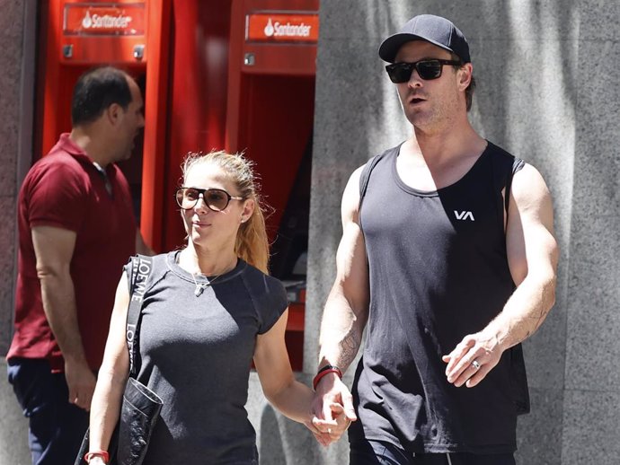 Elsa Pataky y Chris Hemsworth por las calles de Madrid