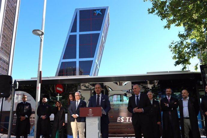 El Colegio de la Abogacía de Madrid y la EMT han presentado este jueves  una campaña en marquesinas y autobuses municipales para trasladar a la ciudadanía la calidad y el compromiso de los profesionales del Turno