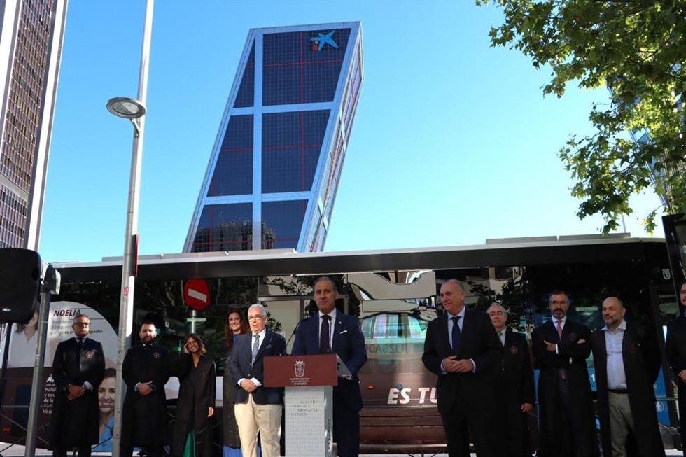 El Colegio de la Abogacía de Madrid y la EMT han presentado este jueves  una campaña en marquesinas y autobuses municipales para trasladar a la ciudadanía la calidad y el compromiso de los profesionales del Turno