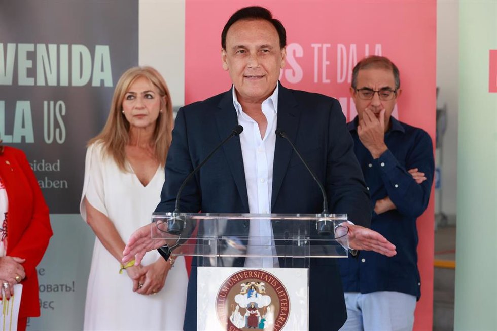 Archivo - El consejero de Universidad, José Carlos Gómez Villamandos, con la consejera de Desarrollo Educativo, Patricia del Pozo, y el rector de la Universidad de Sevilla, Miguel Ángel Castro, en la sede de la PEvAU en la Facultad de Matemáticas de la 