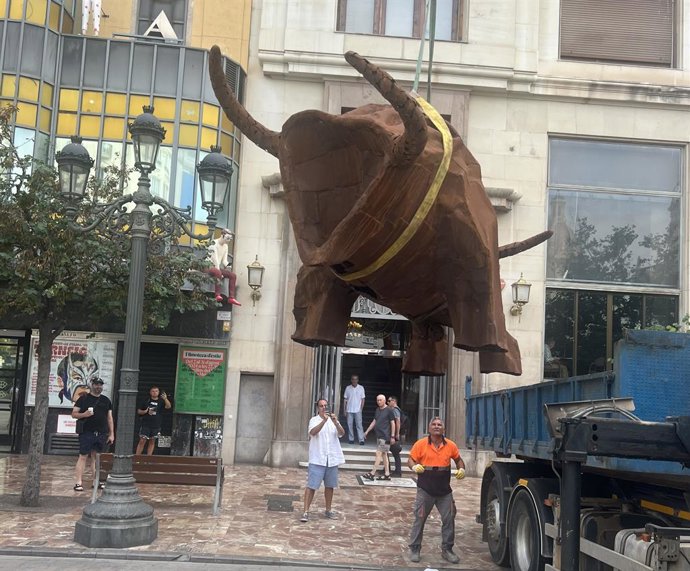 Installació d'una de les escultures