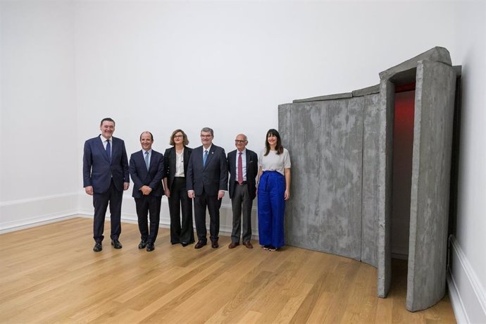 Elixabete Etxanobe, Jaime Gorbeña, Pedro Enciso, Miguel Zugaza, Juan Mari Aburto y Leixuri Arrizabalaga   con una obra de la Colección Bergé