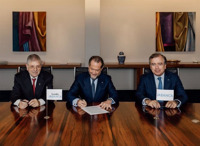 Juan Carlos Escotet Rodríguez (centro)  y Francisco Botas (derecha), con Fernando Teles, accionista de EuroBic, durante la firma del acuerdo de integración.