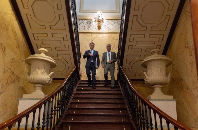 El presidente del PP, Alberto Núñez Feijóo (i) y el vicesecretario de Coordinación Autonómica y Local del PP, Elías Bendodo (d), a su salida de un pleno extraordinario en el Congreso de los Diputados, a 11 de julio de 2024, en Madrid (España). El Pleno de