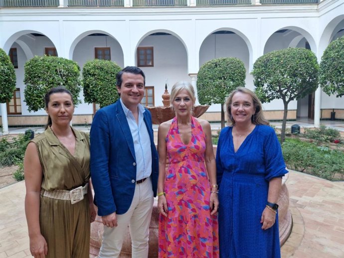 Reunión del presidente de la Federación Andaluza de Municipios y Provincias (FAMP), José María Bellido, con la consejera de Desarrollo Educativo, Patricia del Pozo.